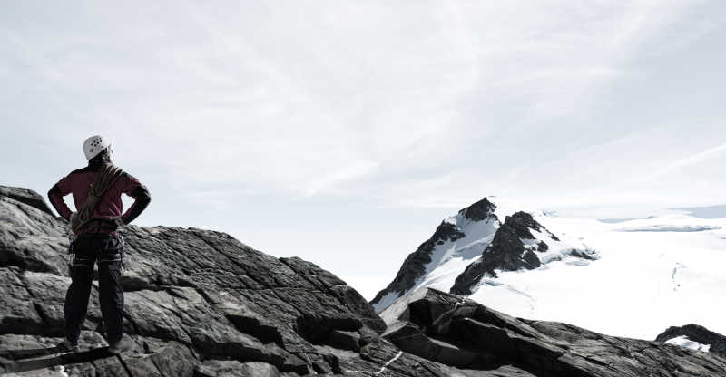 登山者终于爬上了山顶