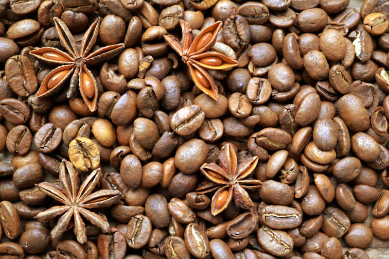 咖啡豆上的辛辣八角星料