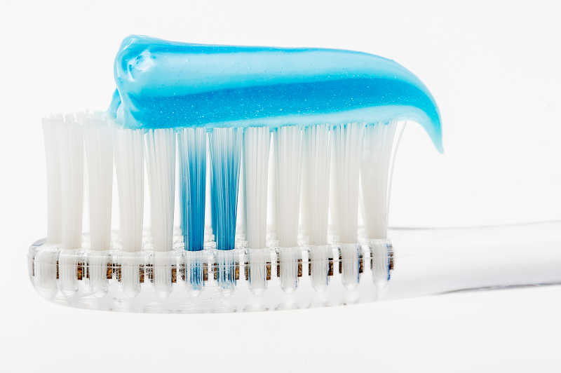 带有炫彩蓝色牙膏的牙刷