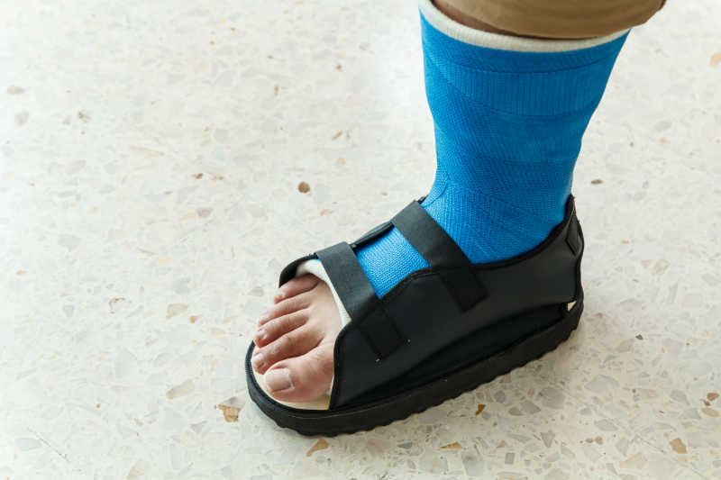 包扎着脚踝的人