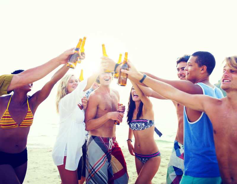 在海边开派对的一群人