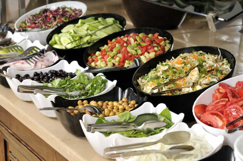 自助餐台上的冷肉拼盘和新鲜的蔬菜沙拉