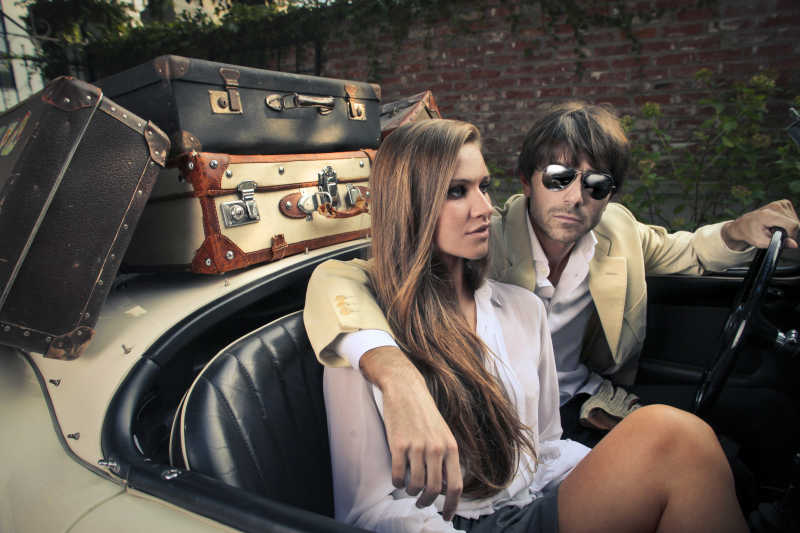 开着老式轿车的夫妇