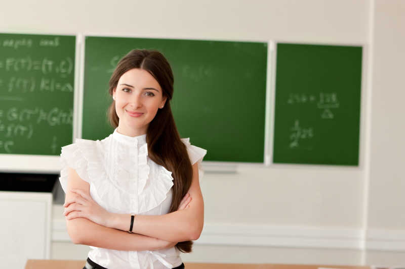 站在教师的黑板前的女老师