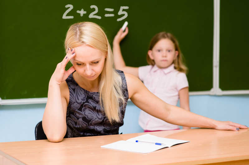 美女老师对算错数学题的女孩表示无奈
