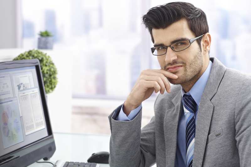 办公桌前手托下巴的商人肖像