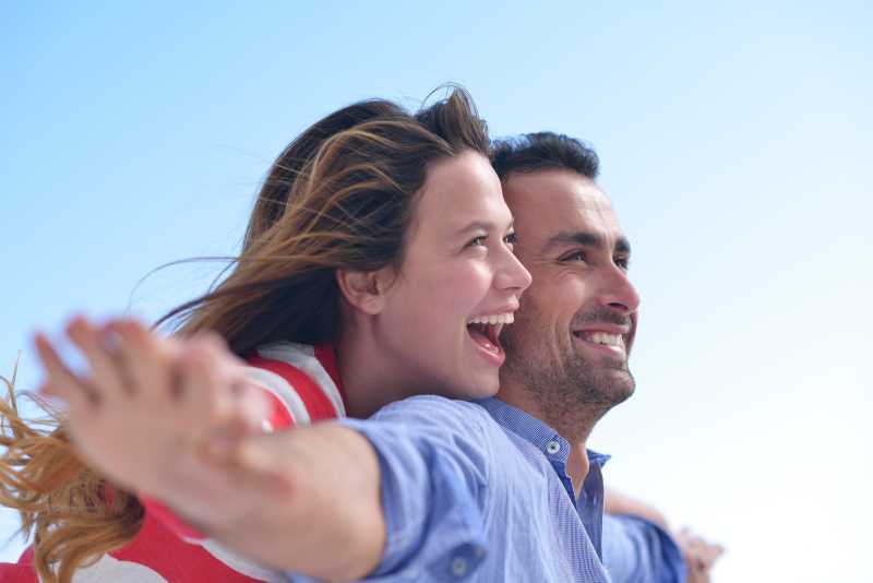 蓝天下幸福的情侣享受度假的时光