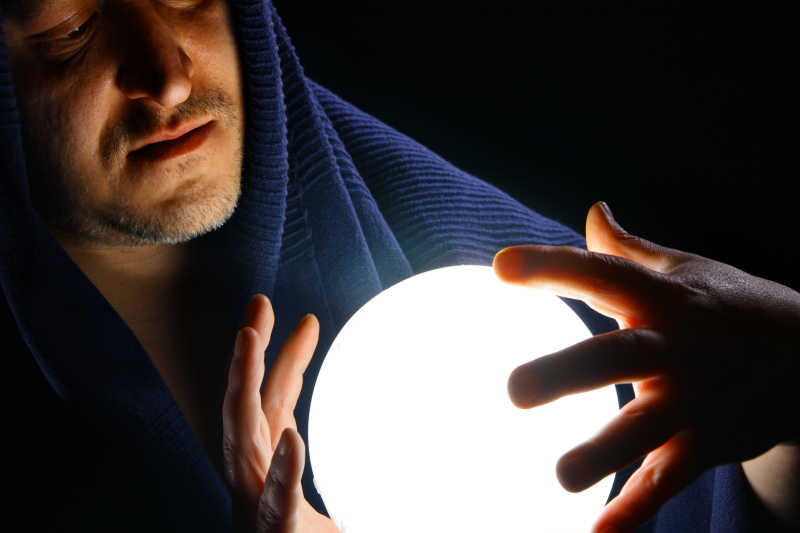 发光魔法球巫师