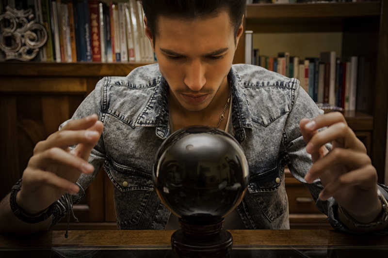 英俊青年使用黑水晶球预测未来