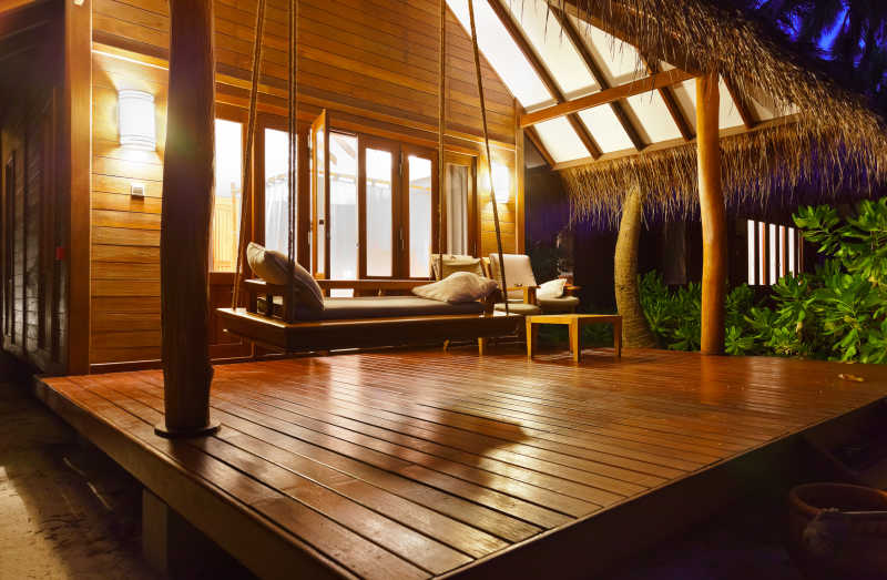 夜晚的海滩小屋