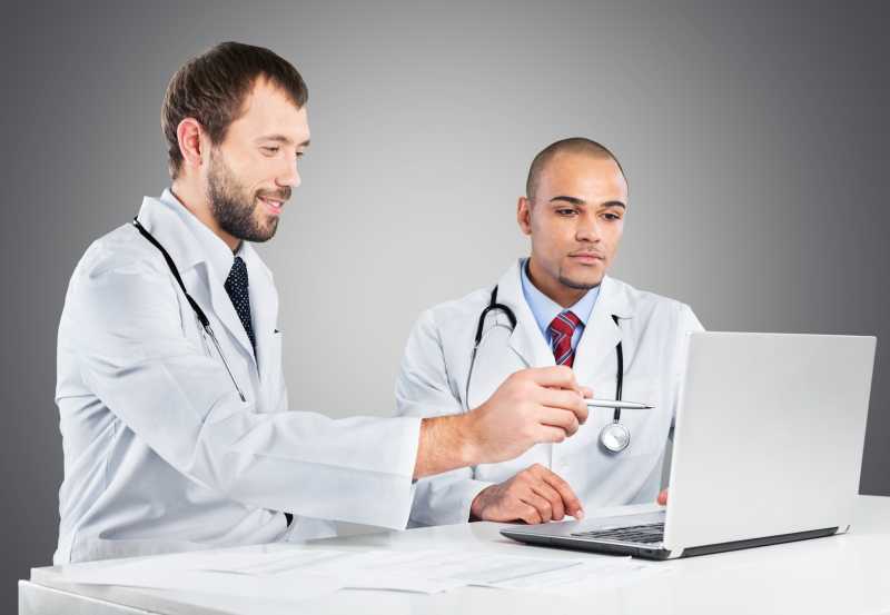 两个医生在看电脑