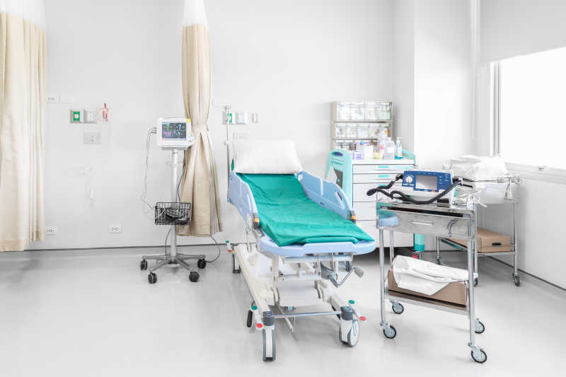 现代化医院的病床和舒适的医疗设备
