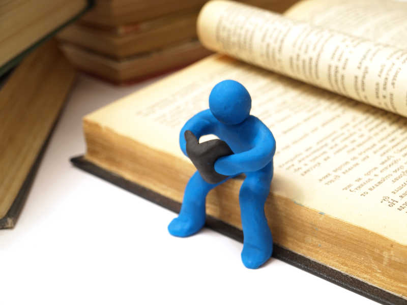 书本上坐着的蓝色小人