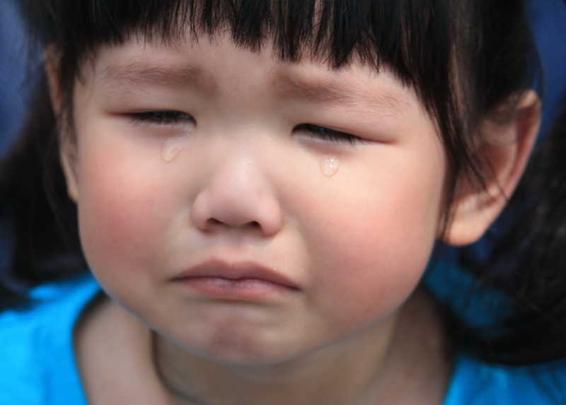 哭泣的亚洲小女孩