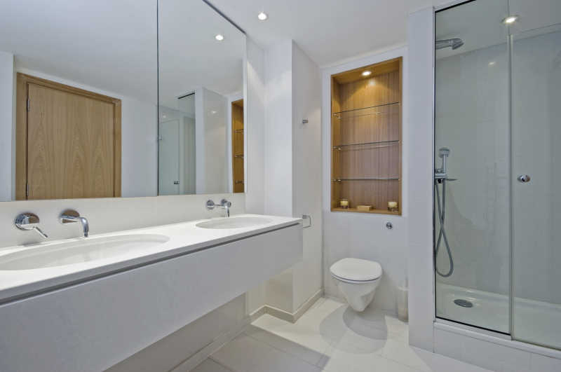 简约装修浴室里的双人台下洗手盆和玻璃围挡冲凉房
