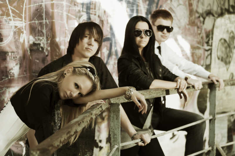 涂鸦墙前的看着镜头的青少年