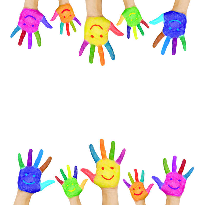 白色背景下举起的涂满五彩缤纷油彩的大小手