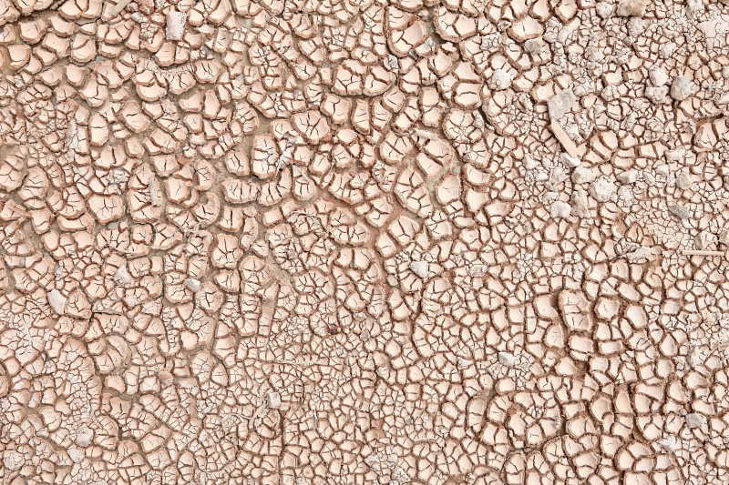 土黄色的因为干旱而裂开的土壤
