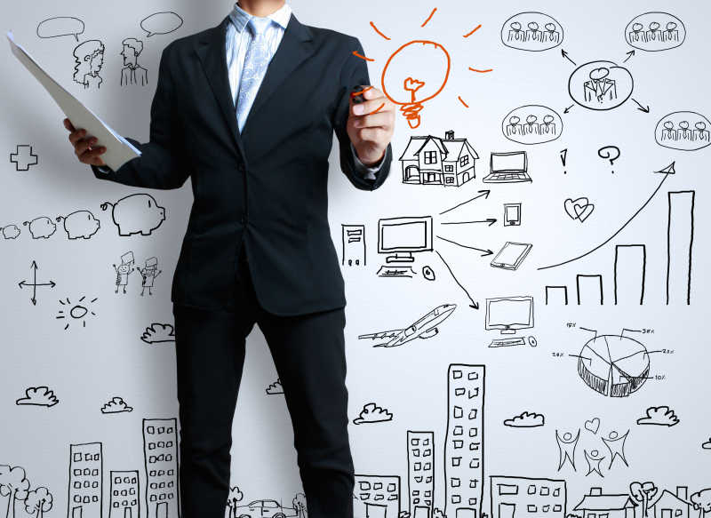 白色学习板背景下一个人拿着笔在涂写灵感