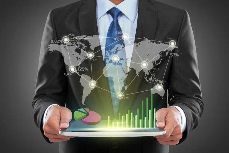 黑色背景下商人展示笔记本带来的电子科技业务