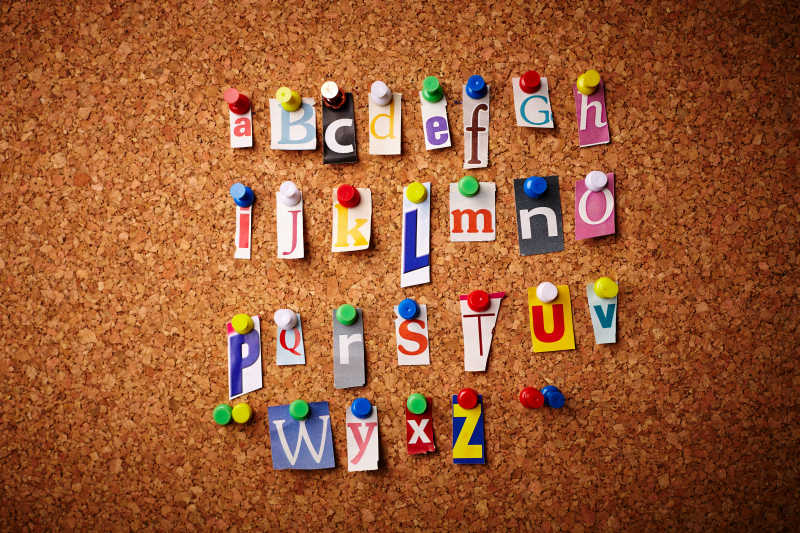 贴在墙上的彩色字母贴