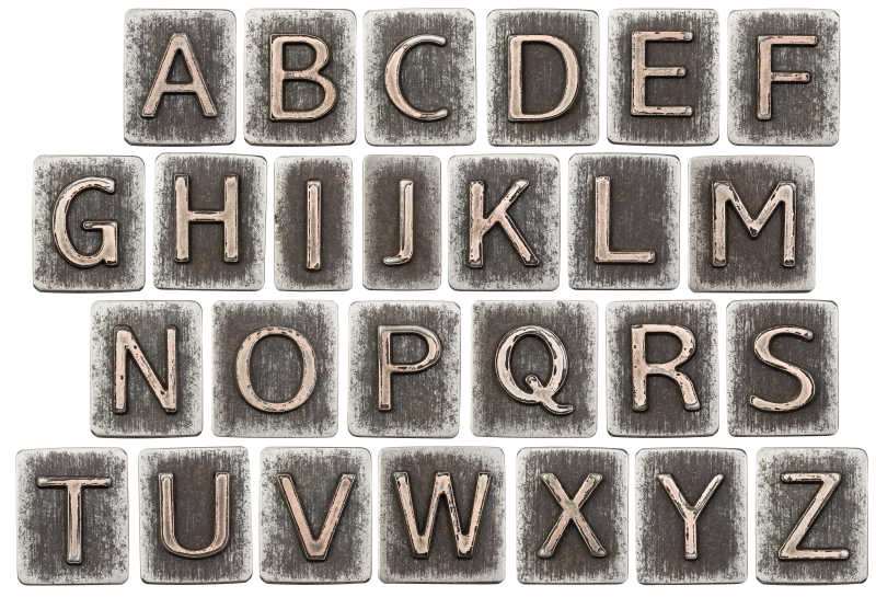 白色背景下的金属字母模块