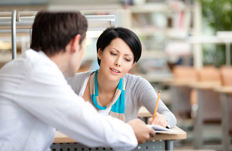 女人和年轻人交流学习