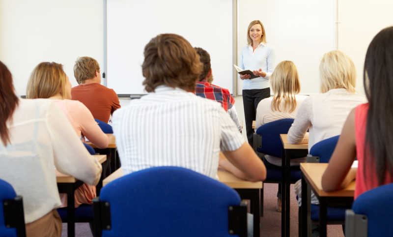 课堂上的学生与老师