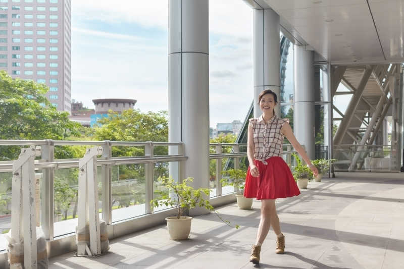 漫步的迷人美女