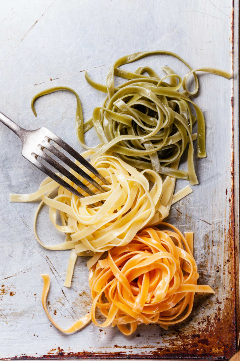 三种颜色的意大利面