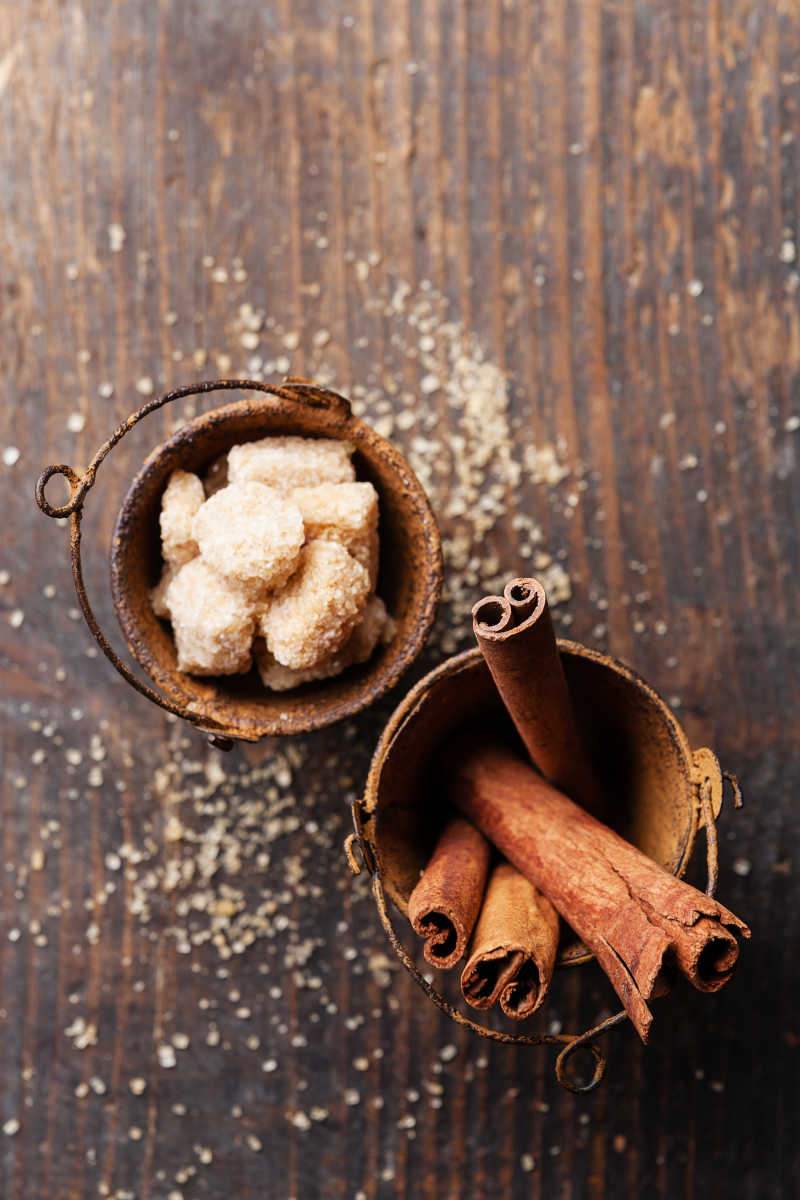 木背景上的肉桂枝和红糖