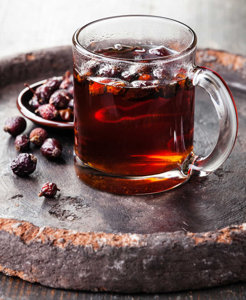 石盘上的浆果和浆果茶