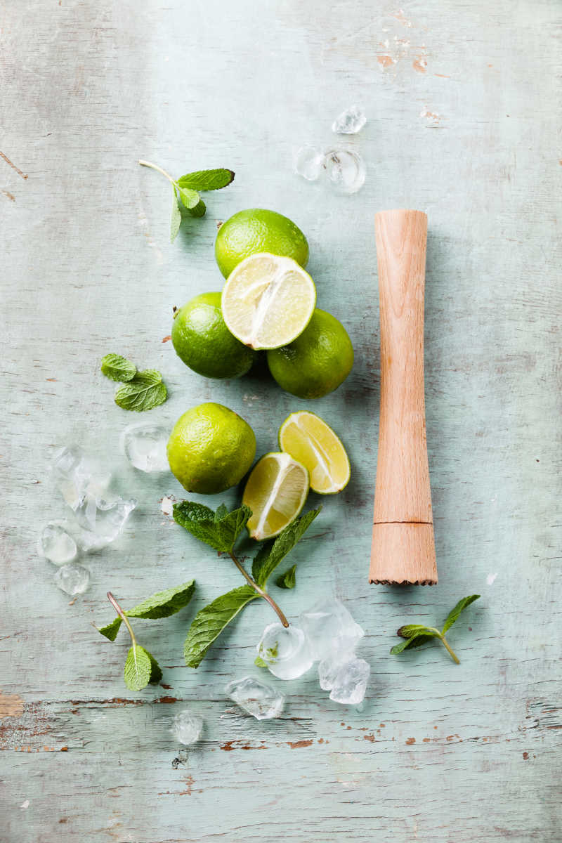 蓝色背景下制作鸡尾酒的配料