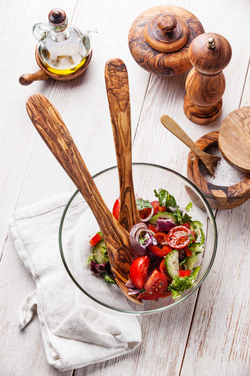 新鲜蔬菜沙拉和各种配料