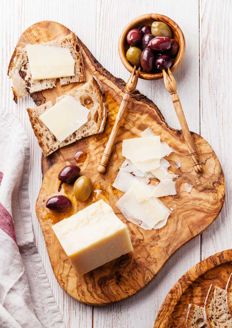 木砧板上的干酪和橄榄三明治
