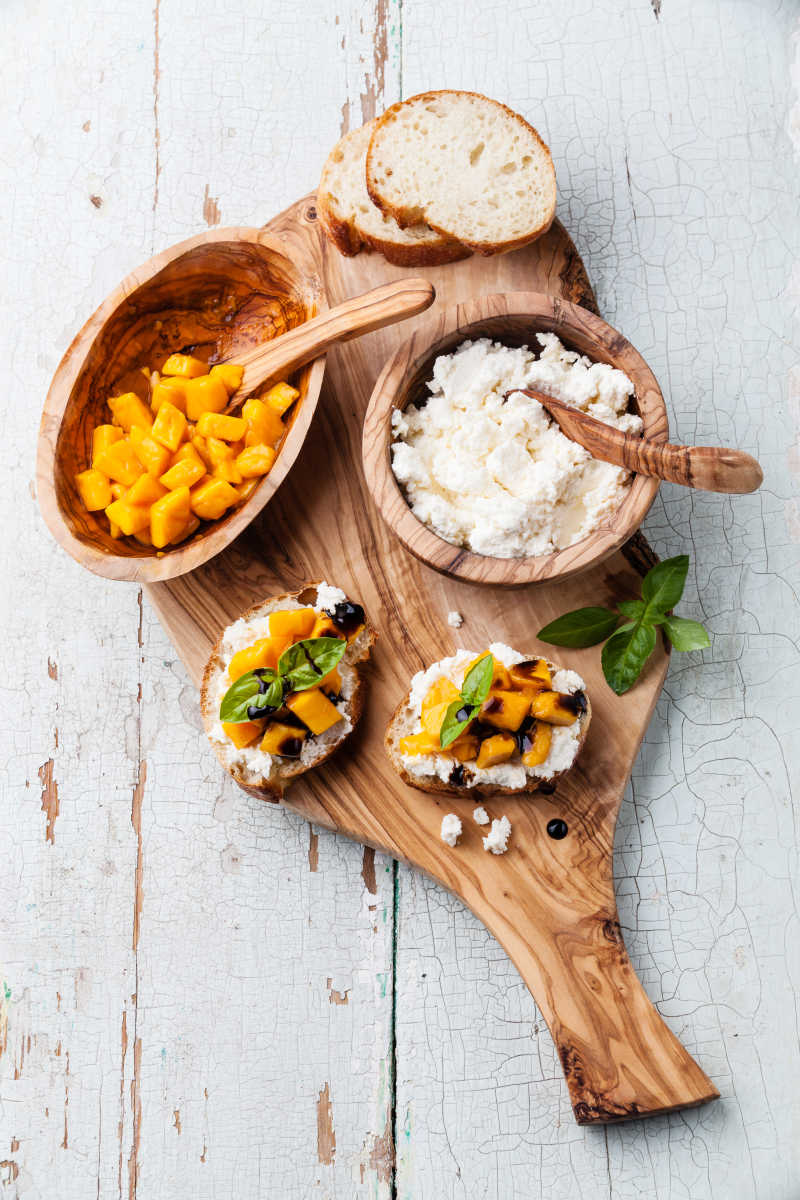 面包片芒果丁罗勒和奶酪的完美搭配