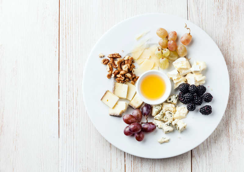 奶酪水果拼盘和蜂蜜的完美搭配