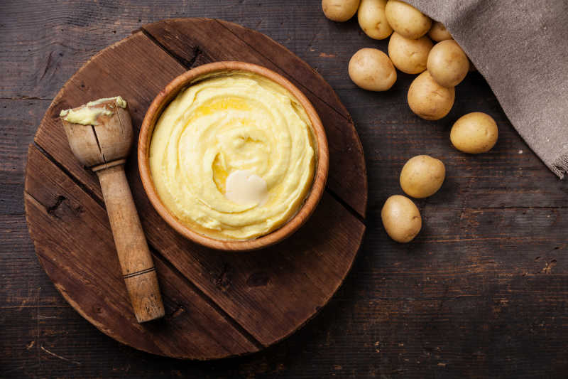 木质背景下的土豆泥和土豆食材