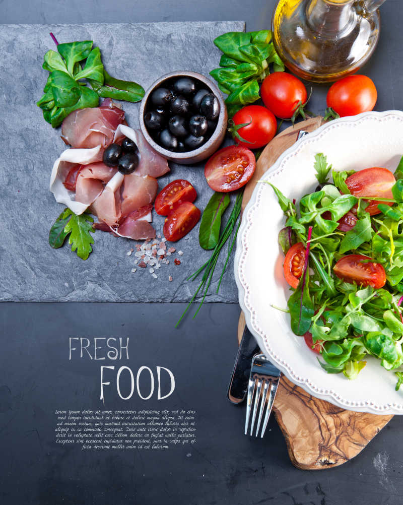 砧板上的火腿沙拉和橄榄