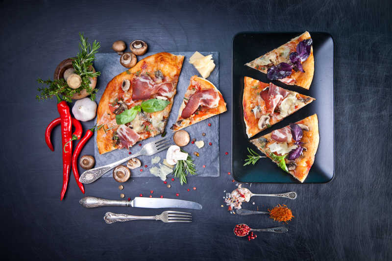 深色背景下的火腿蘑菇比萨