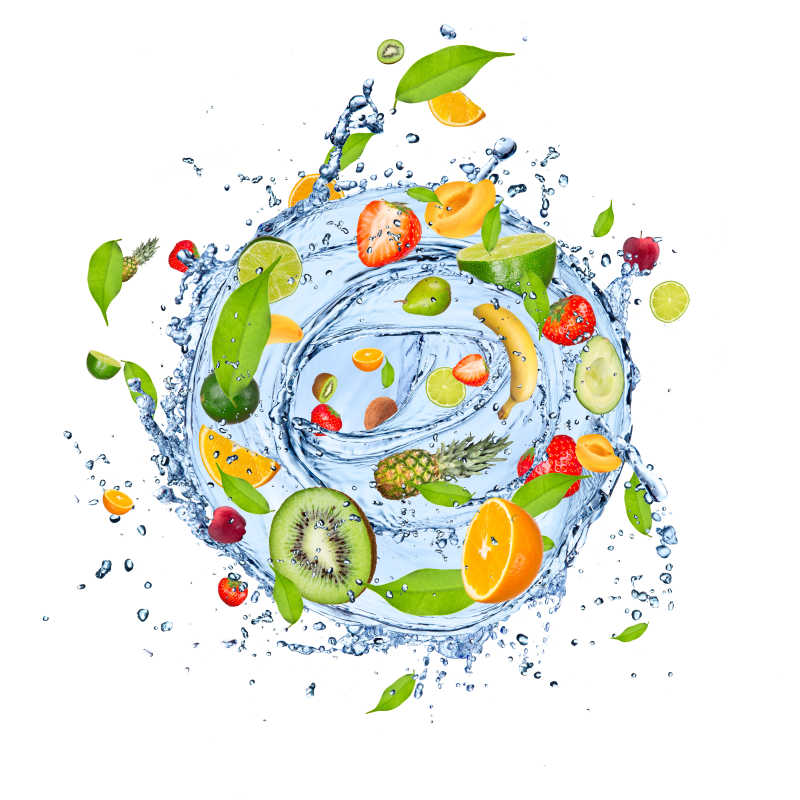 白色背景下水果混合在水中飞溅