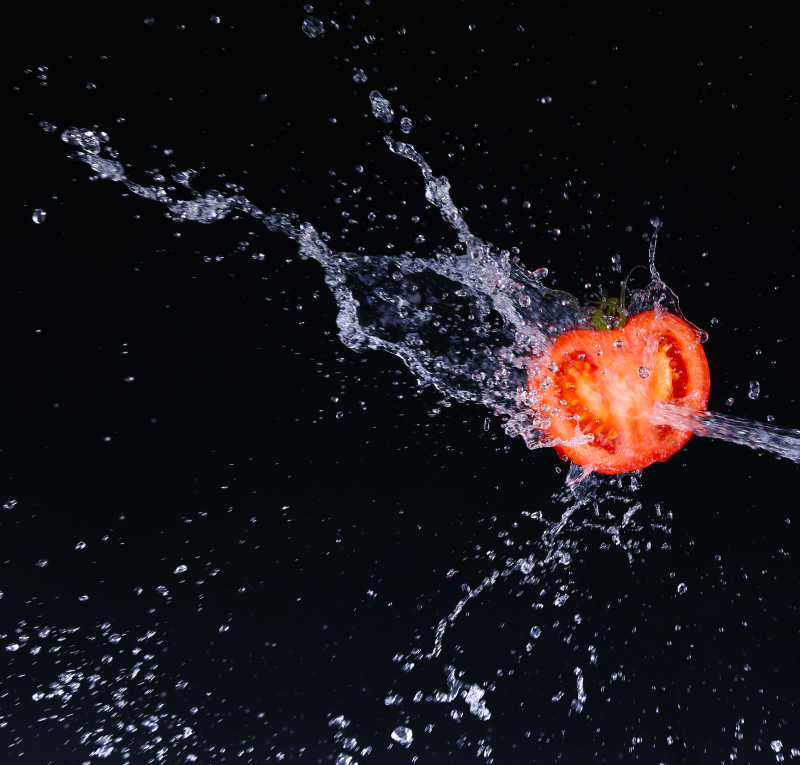 番茄切片在水冲击下引起的水花