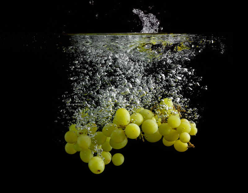 葡萄泡在水里空气引起了起气泡