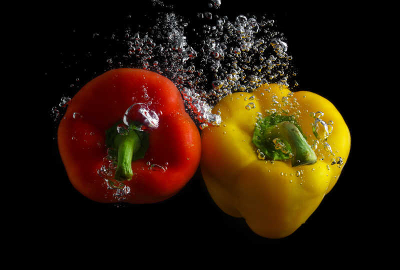红黄彩椒泡在水中的镜头