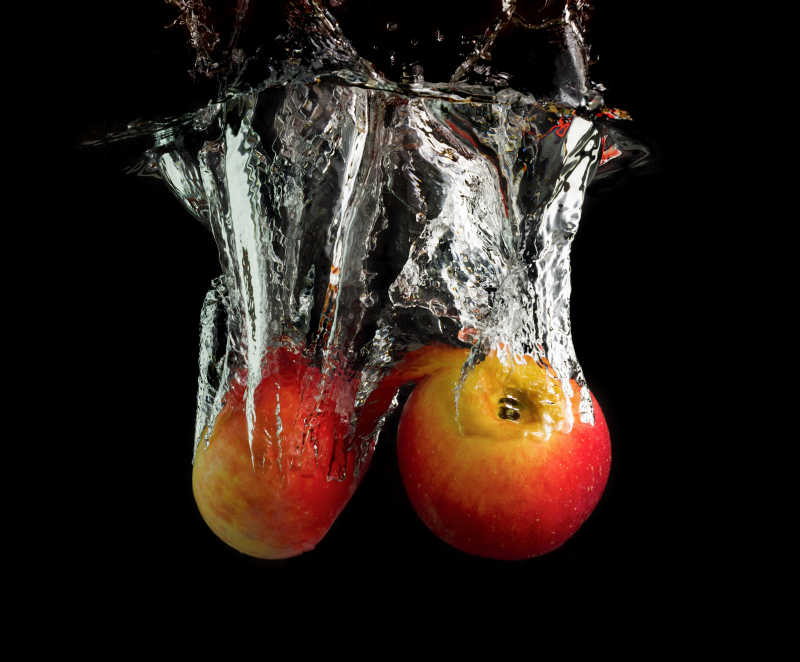 苹果掉进水里瞬间抓拍