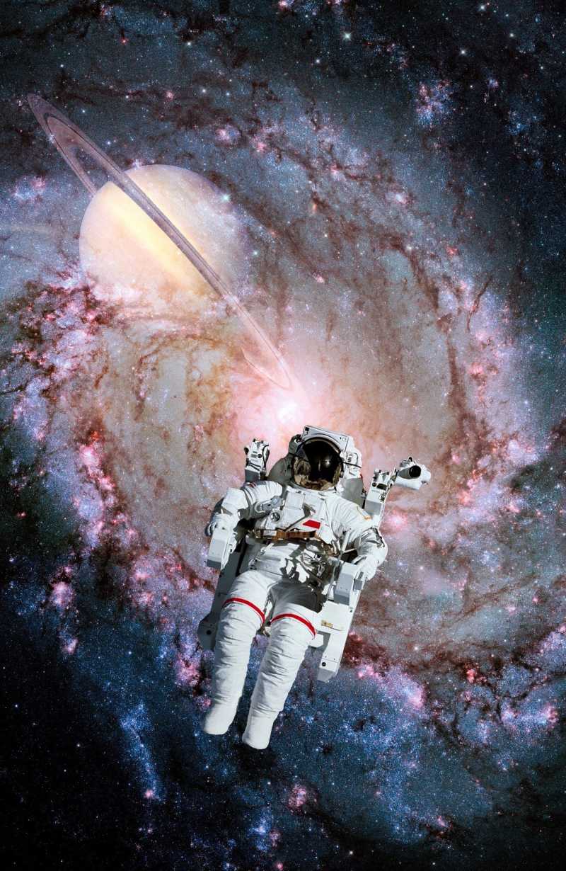 太空遨游的宇航员