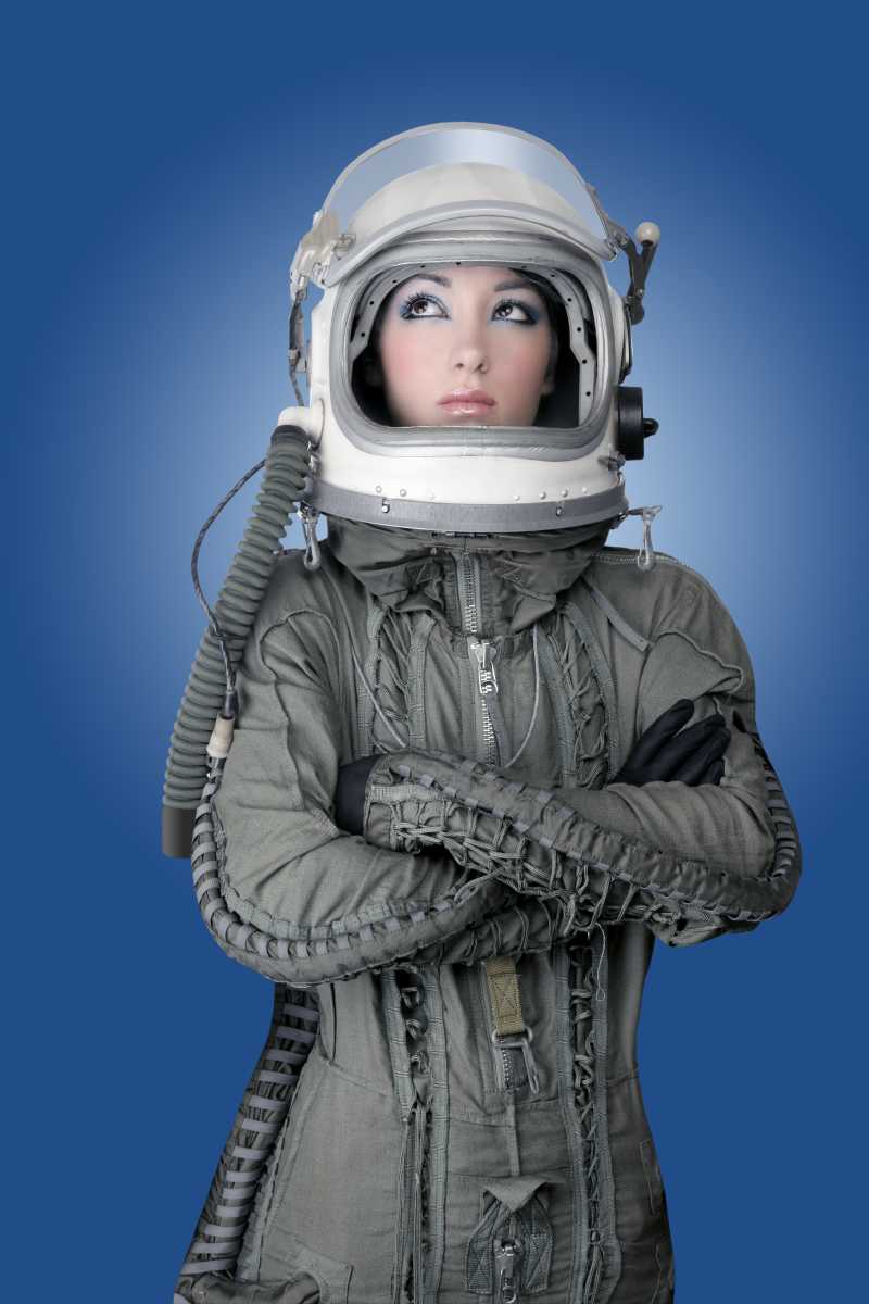 蓝色背景下穿着太空服的女宇航员