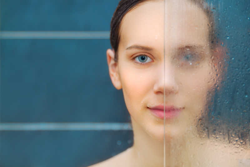 站在浴室玻璃下漏出半边脸的美女