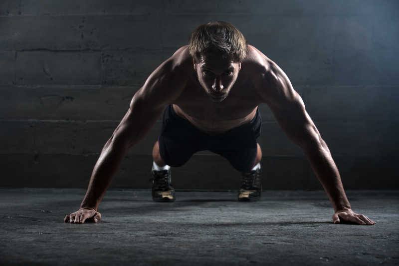 在做俯卧撑的男子