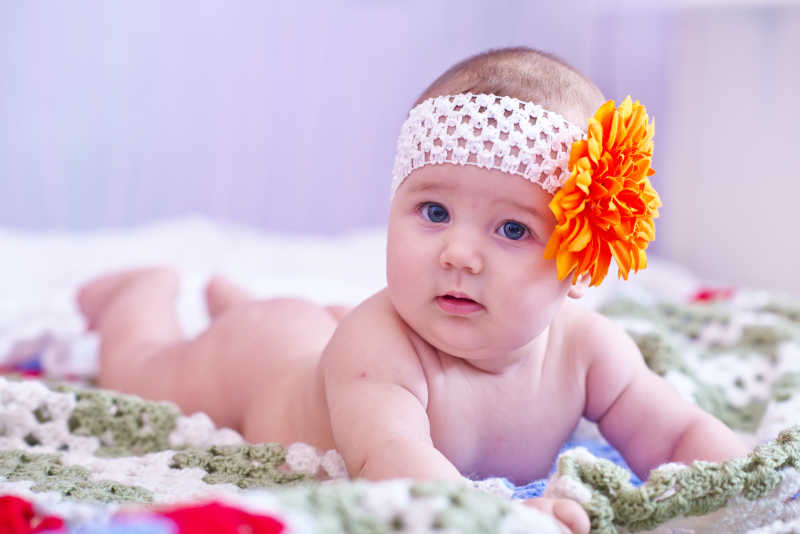 趴着的可爱宝宝